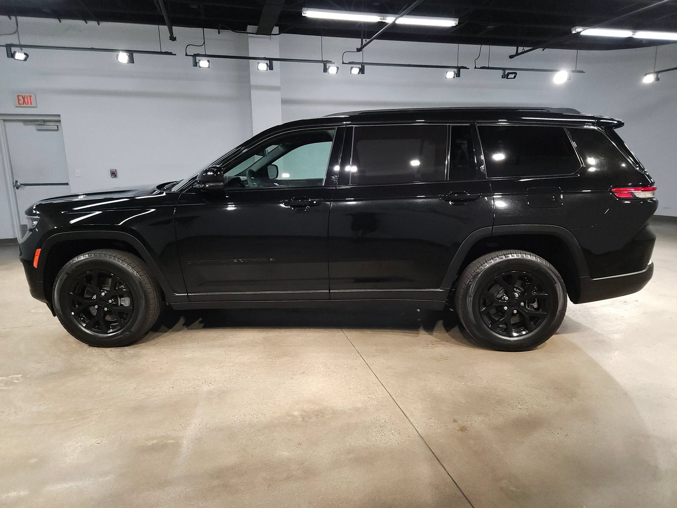 Used 2025 Jeep Grand Cherokee L Laredo RWD image 4