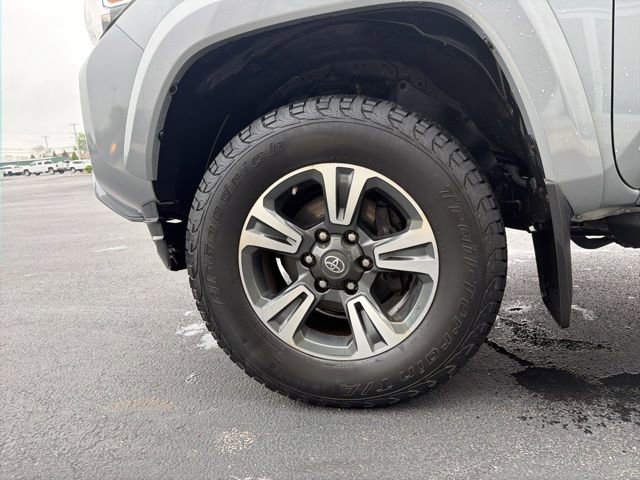 Used 2018 Toyota Tacoma TRD Sport AWD/4WD image 12