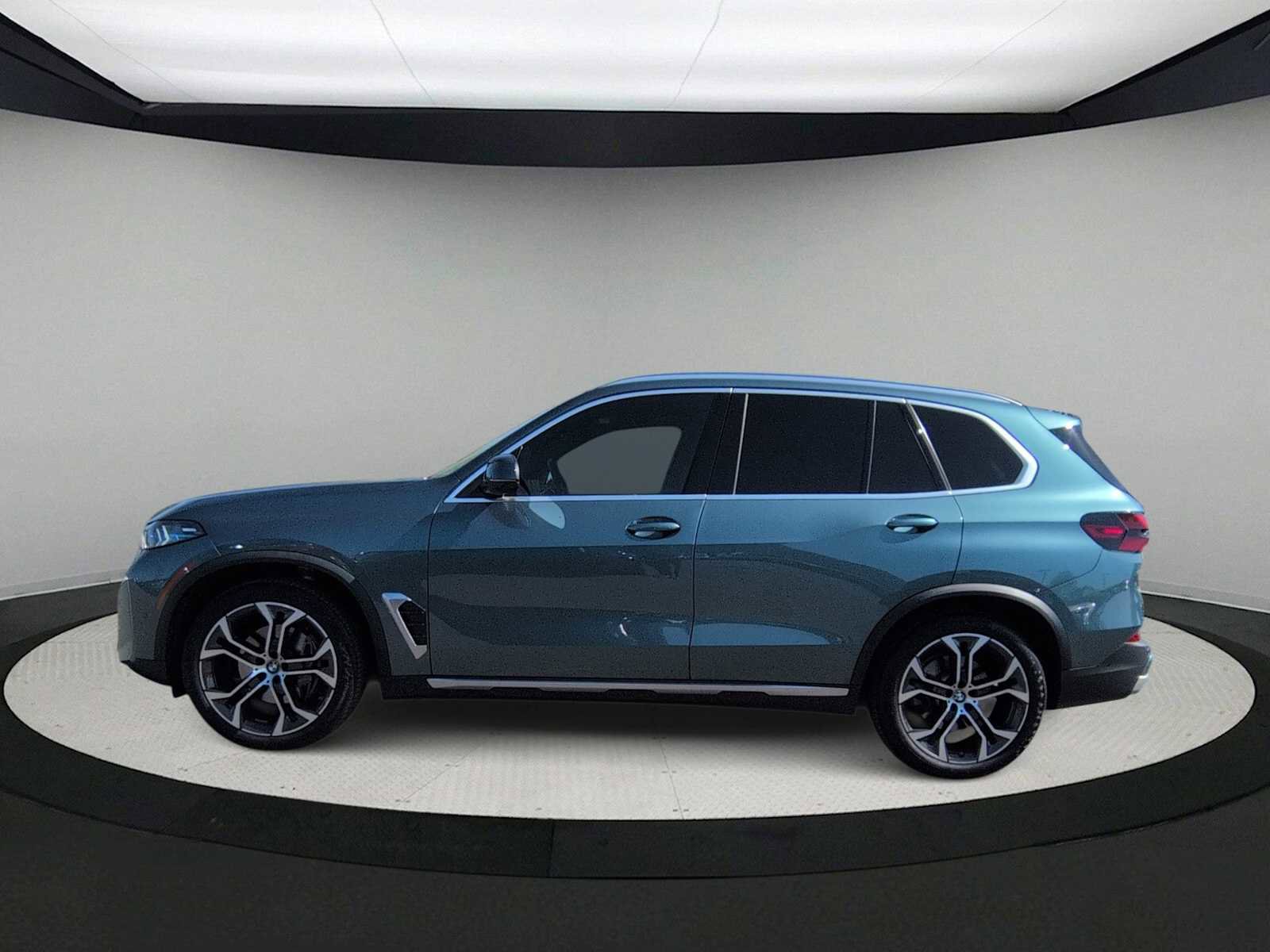 Used 2025 BMW X5 xDrive40i w/ Premium Package image 5