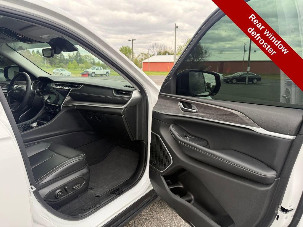 Used 2023 Jeep Grand Cherokee Limited w/ Black Appearance Package AWD/4WD image 45