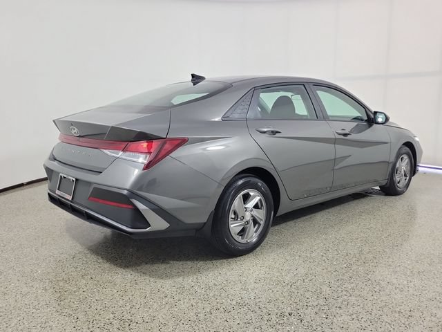 Used 2025 Hyundai Elantra SE FWD image 5