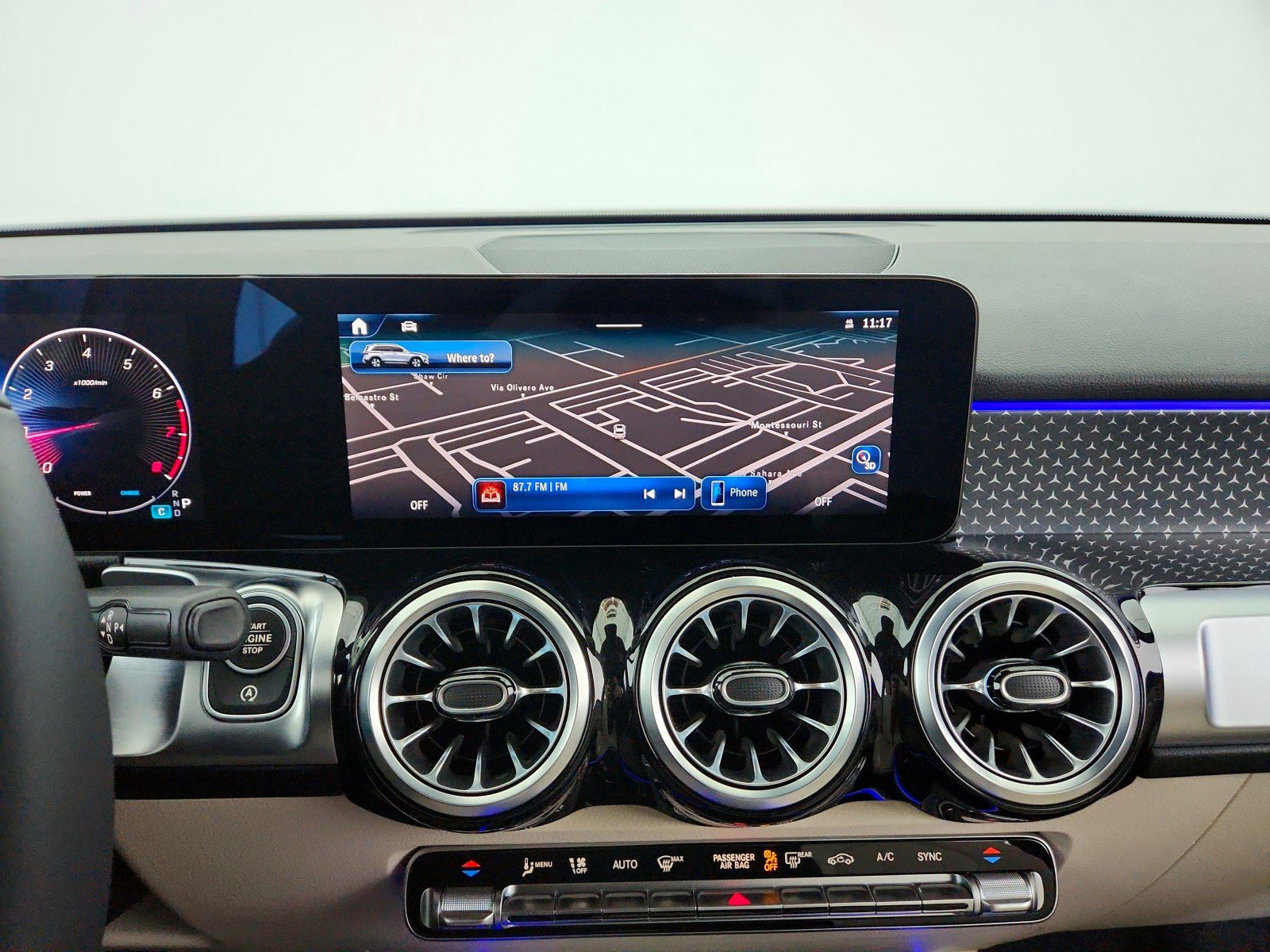 Certified 2025 Mercedes-Benz GLB 250 4MATIC w/ Exclusive Package image 13