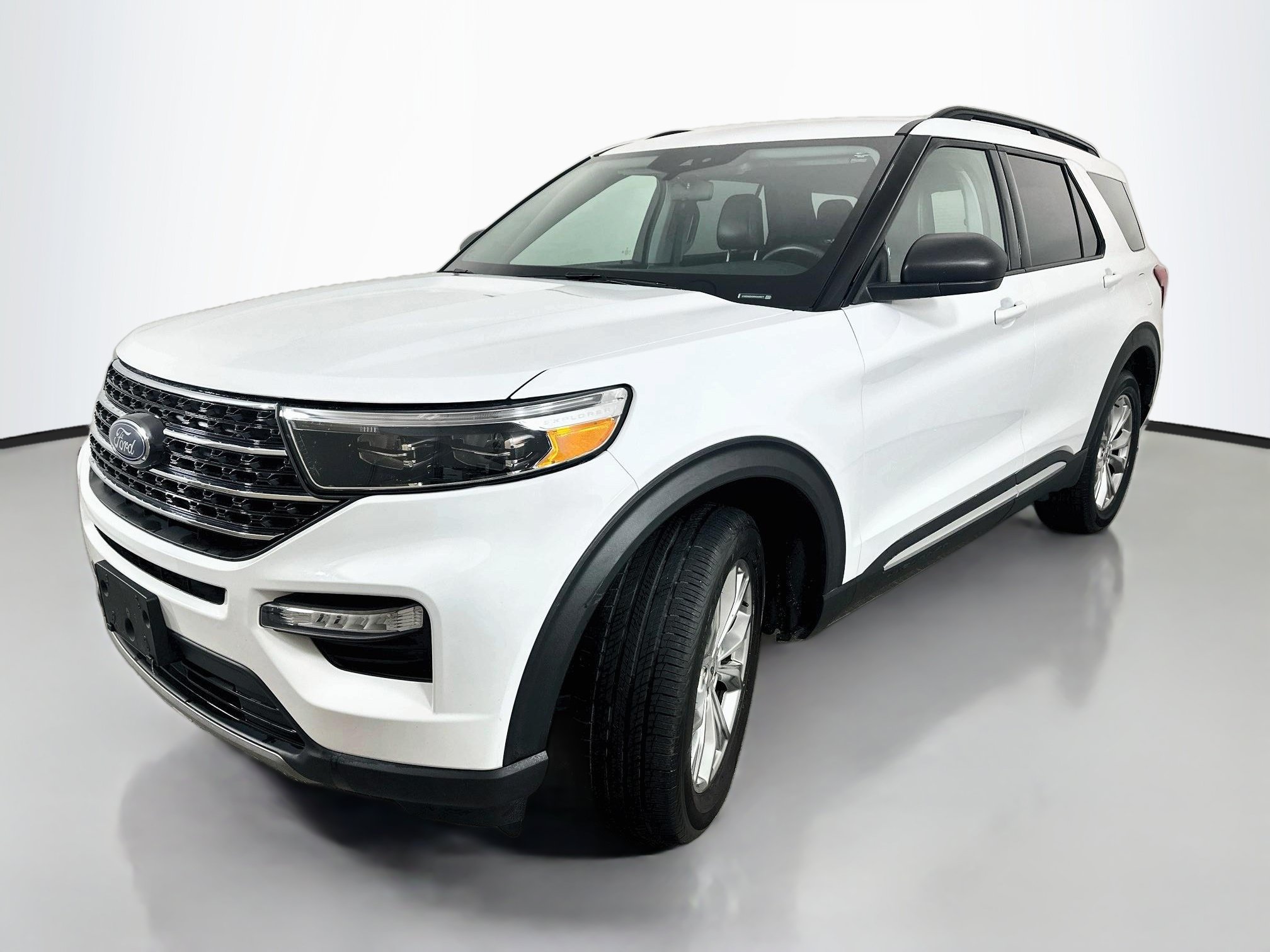 Used 2021 Ford Explorer XLT w/ Equipment Group 202A AWD/4WD image 3