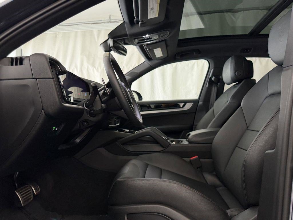 Used 2025 Porsche Cayenne S AWD/4WD image 5