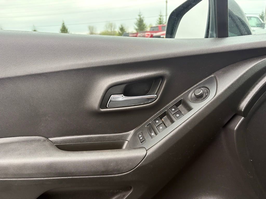 Used 2018 Chevrolet Trax LS w/ LPO, Protection Package AWD/4WD image 8