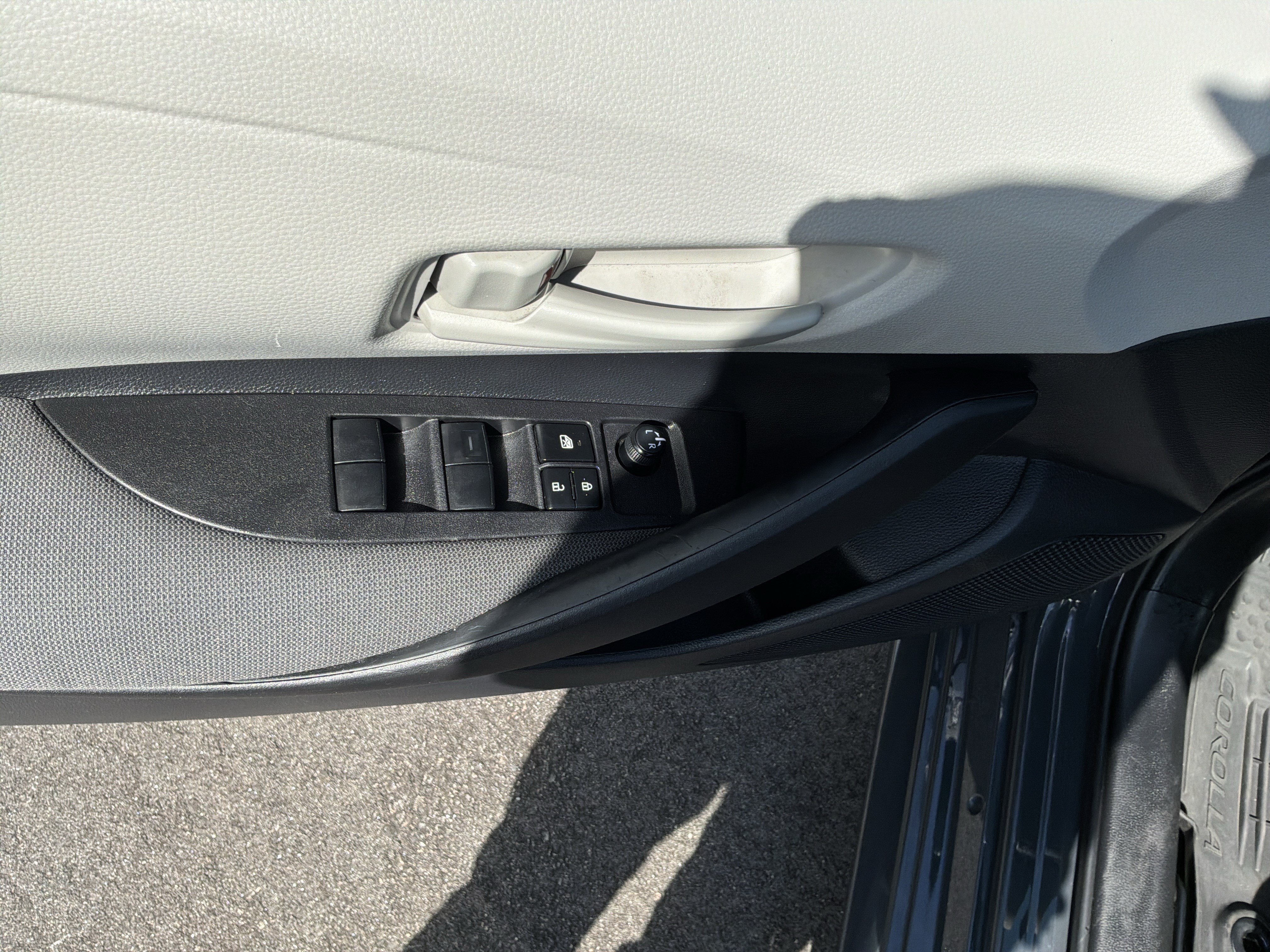 Used 2025 Toyota Corolla LE FWD image 15