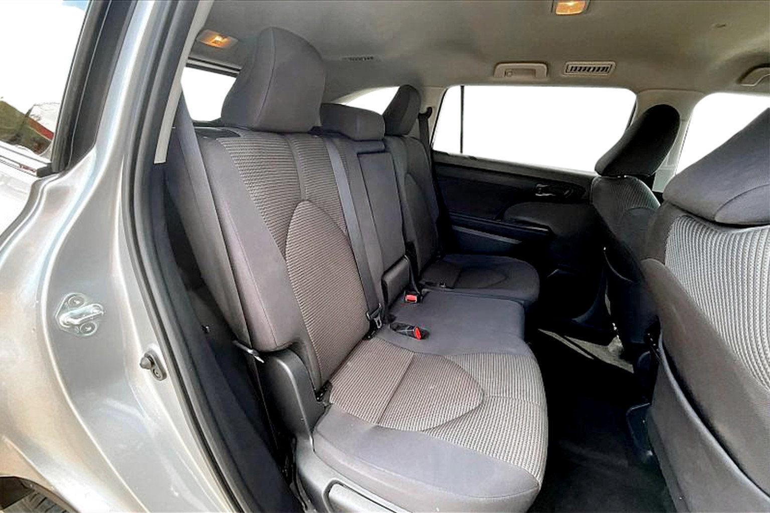 Used 2024 Toyota Highlander LE image 25