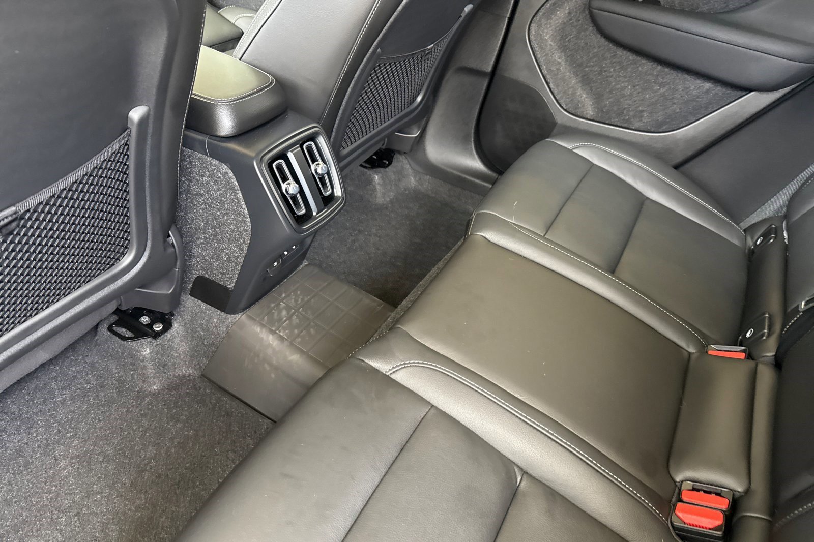 Used 2025 Volvo XC40 B5 Ultra w/ Climate Package image 26