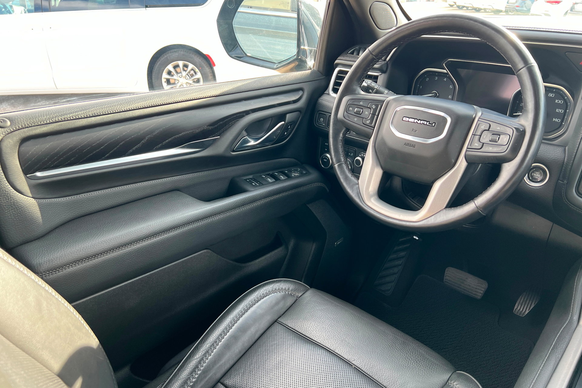 Used 2021 GMC Yukon XL Denali image 12