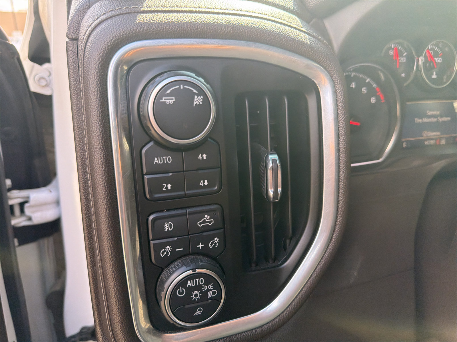 Used 2019 Chevrolet Silverado 1500 LTZ AWD/4WD image 10