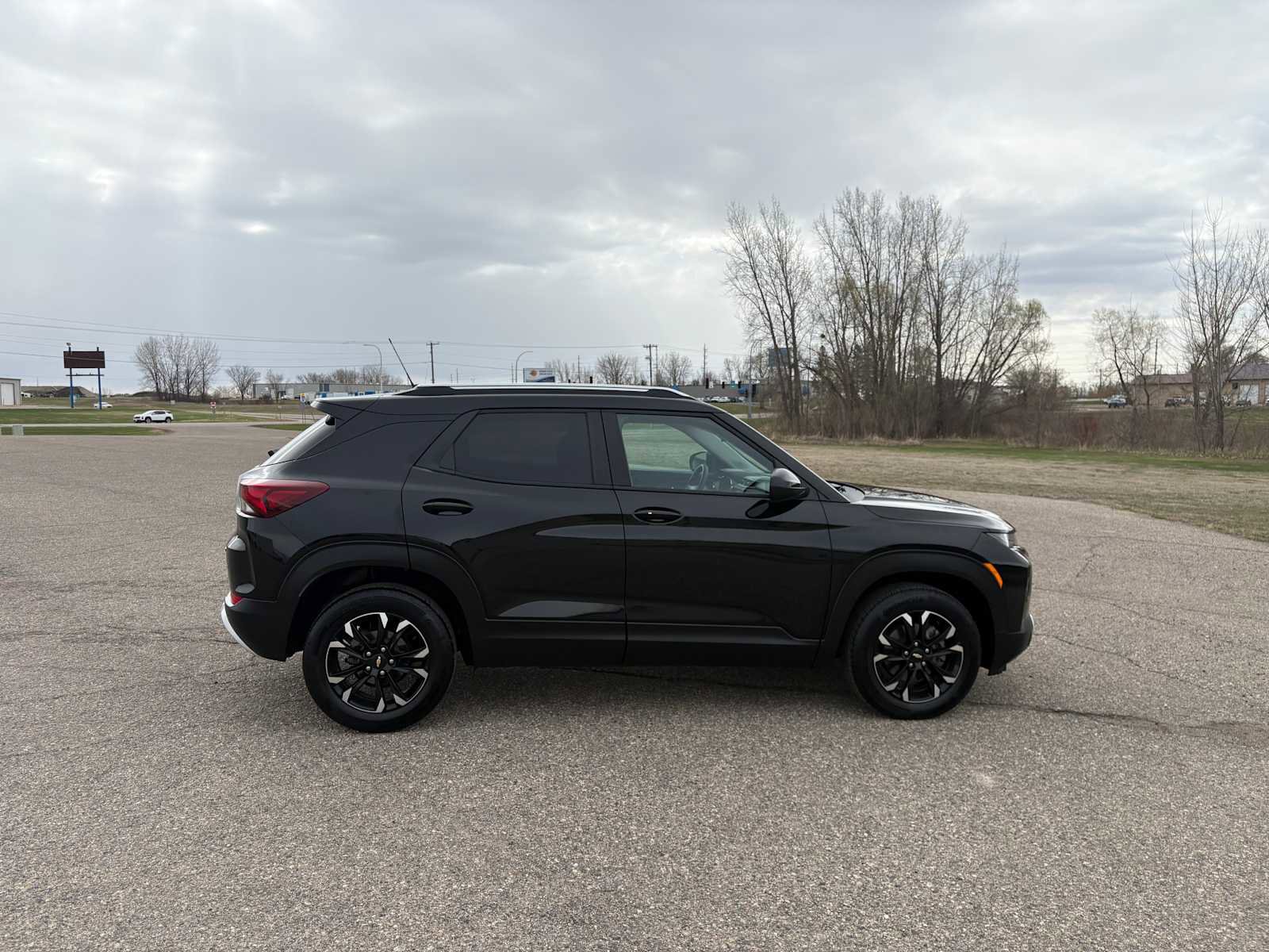 Used 2023 Chevrolet TrailBlazer LT w/ Convenience Package AWD/4WD image 3