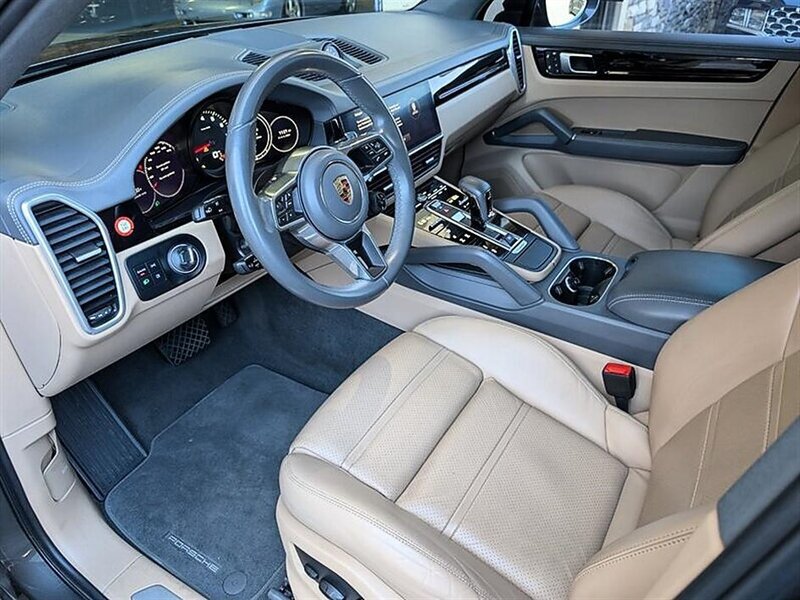 Used 2023 Porsche Cayenne w/ Premium Package AWD/4WD image 2