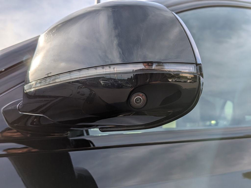 Used 2023 BMW X6 xDrive40i w/ M Sport Package image 16