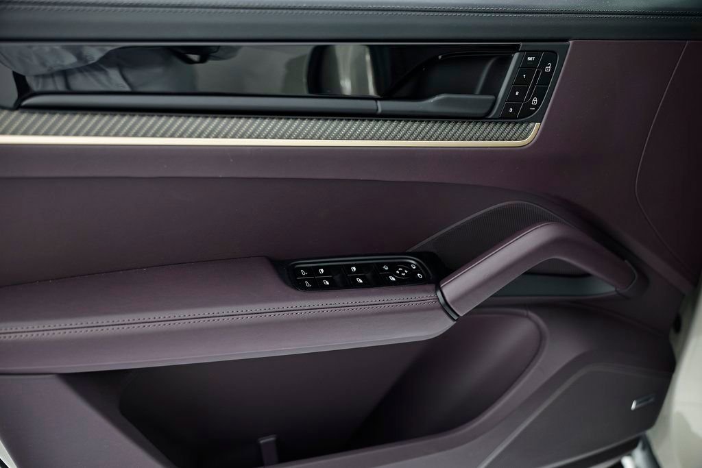 Certified 2025 Porsche Cayenne AWD/4WD image 19