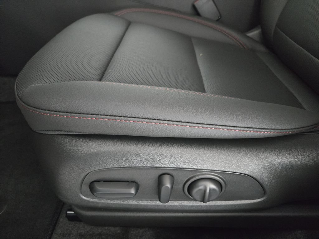 New 2026 Chevrolet Trax RS w/ Sunroof Package FWD image 26