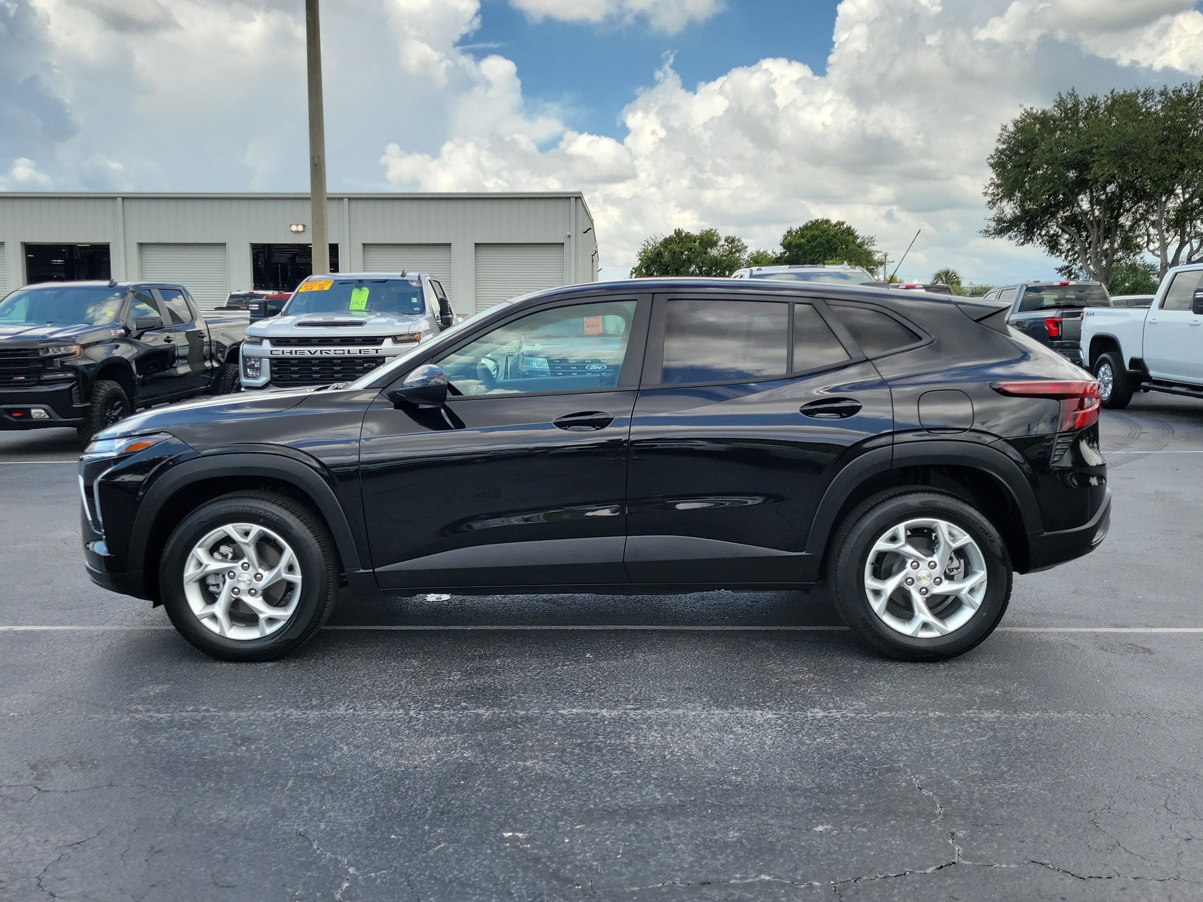 Used 2025 Chevrolet Trax LS w/ LS Convenience Package FWD image 6