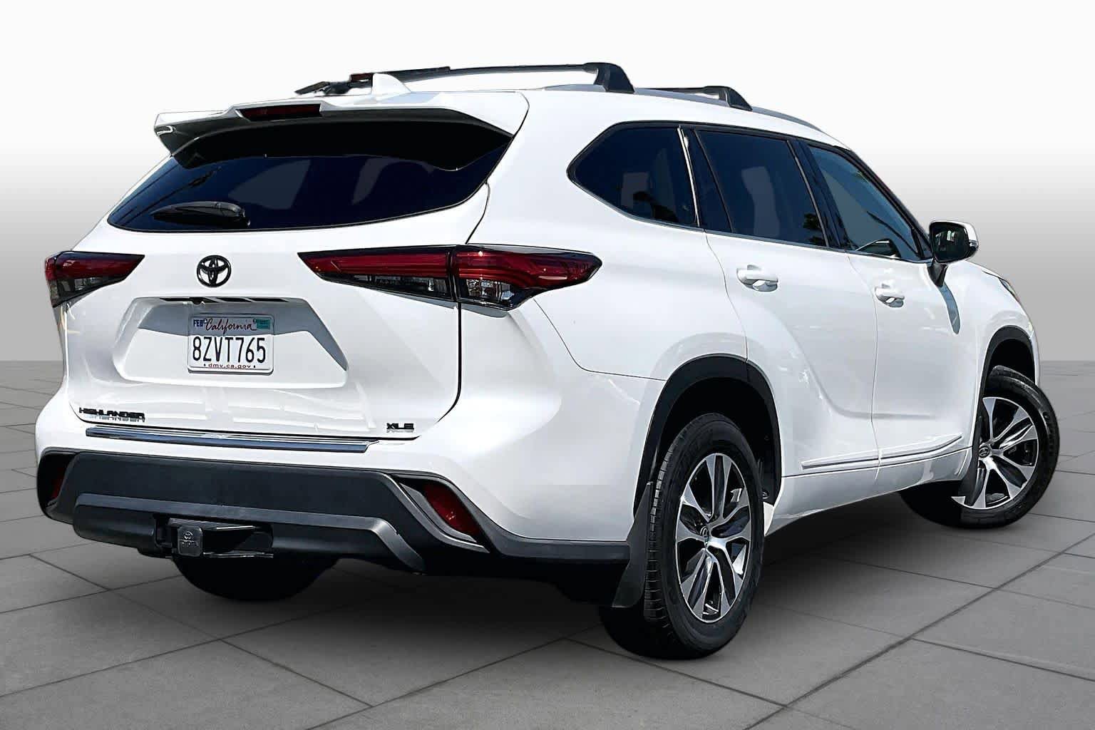 Used 2022 Toyota Highlander XLE FWD image 12