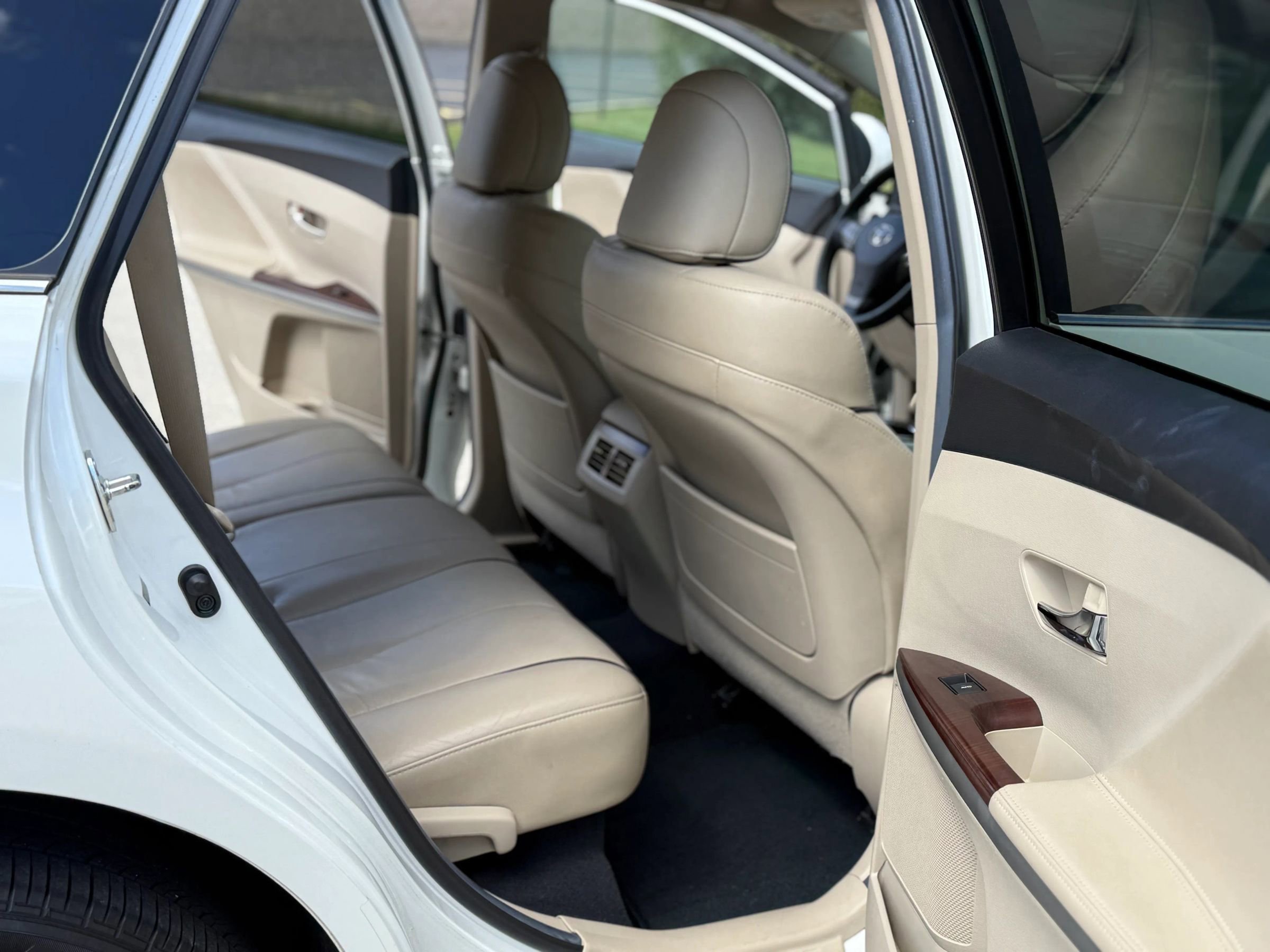 Used 2011 Toyota Venza AWD w/ Comfort Pkg image 11