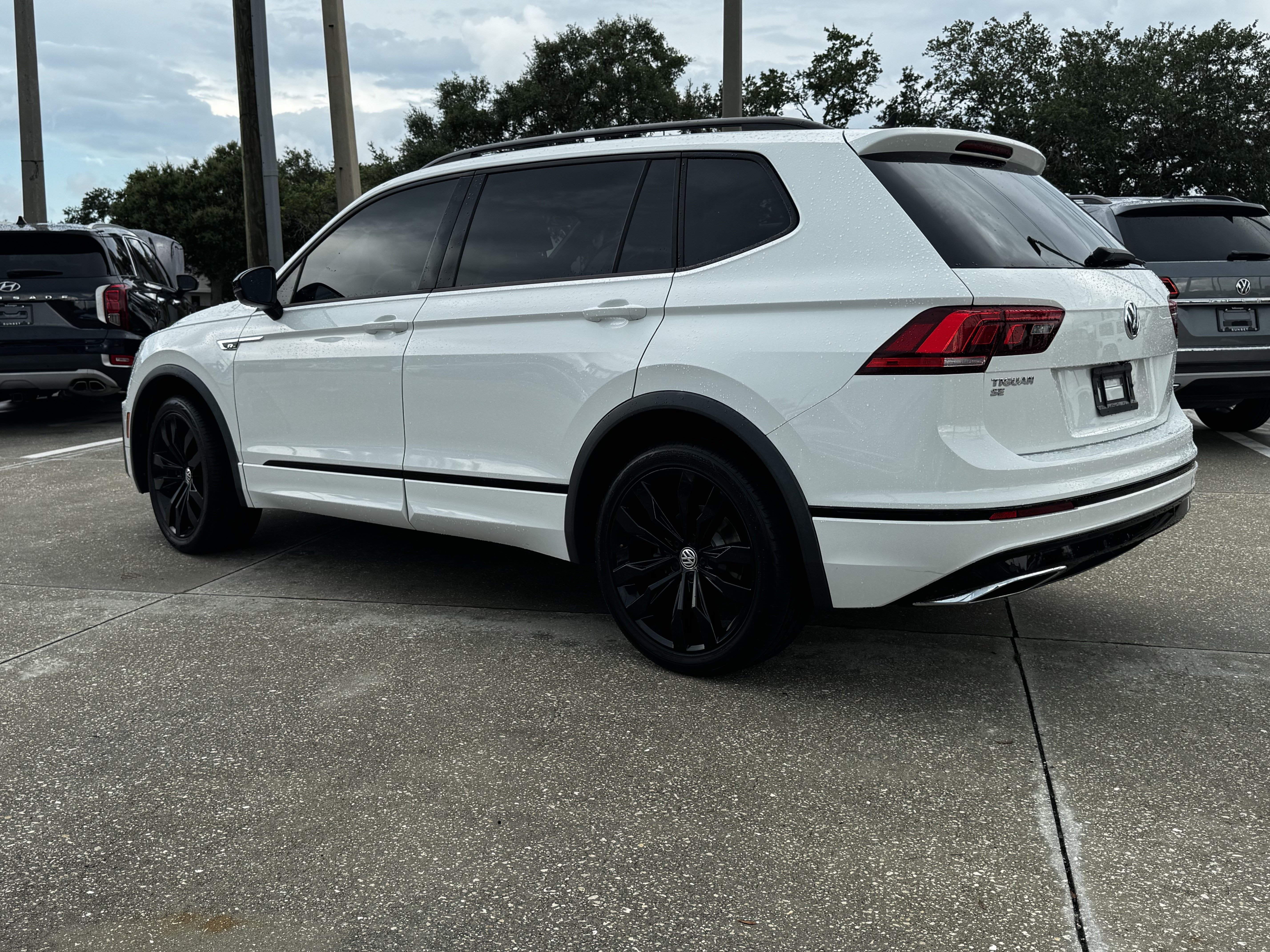 Used 2020 Volkswagen Tiguan SE R-Line FWD image 6
