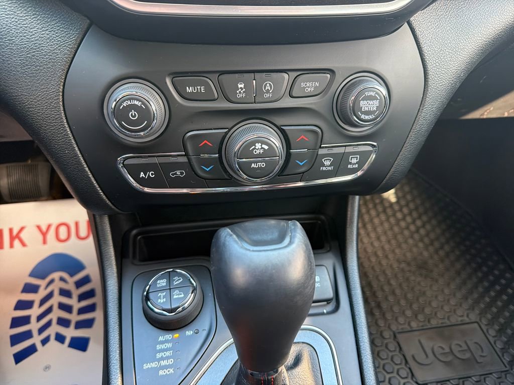 Used 2022 Jeep Cherokee Trailhawk AWD/4WD image 17