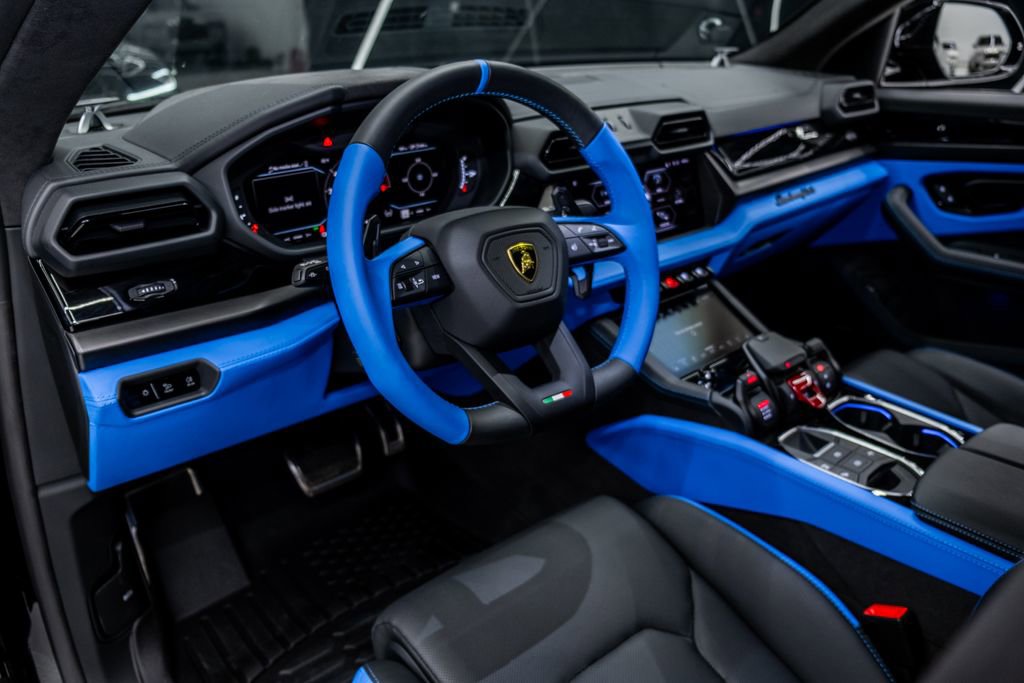 Used 2025 Lamborghini Urus SE image 40