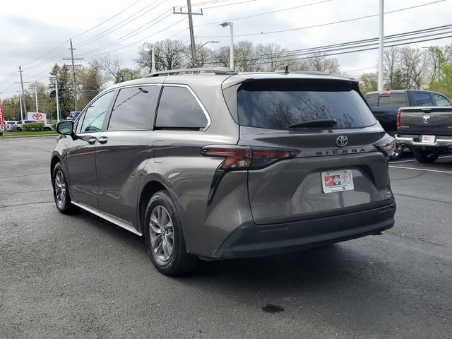 Used 2023 Toyota Sienna XLE FWD image 3