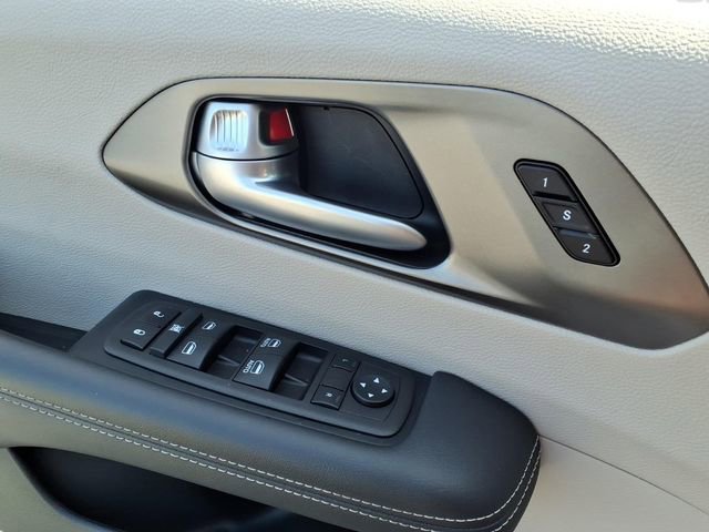 Used 2024 Chrysler Pacifica Touring-L image 26
