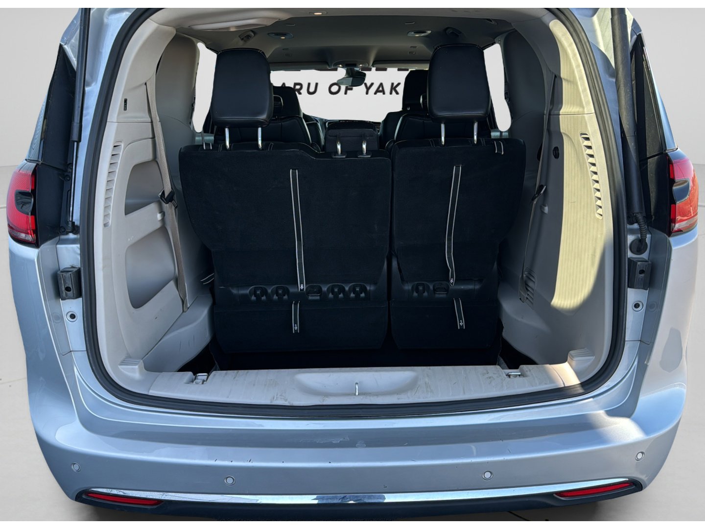 Used 2023 Chrysler Pacifica Touring-L image 26