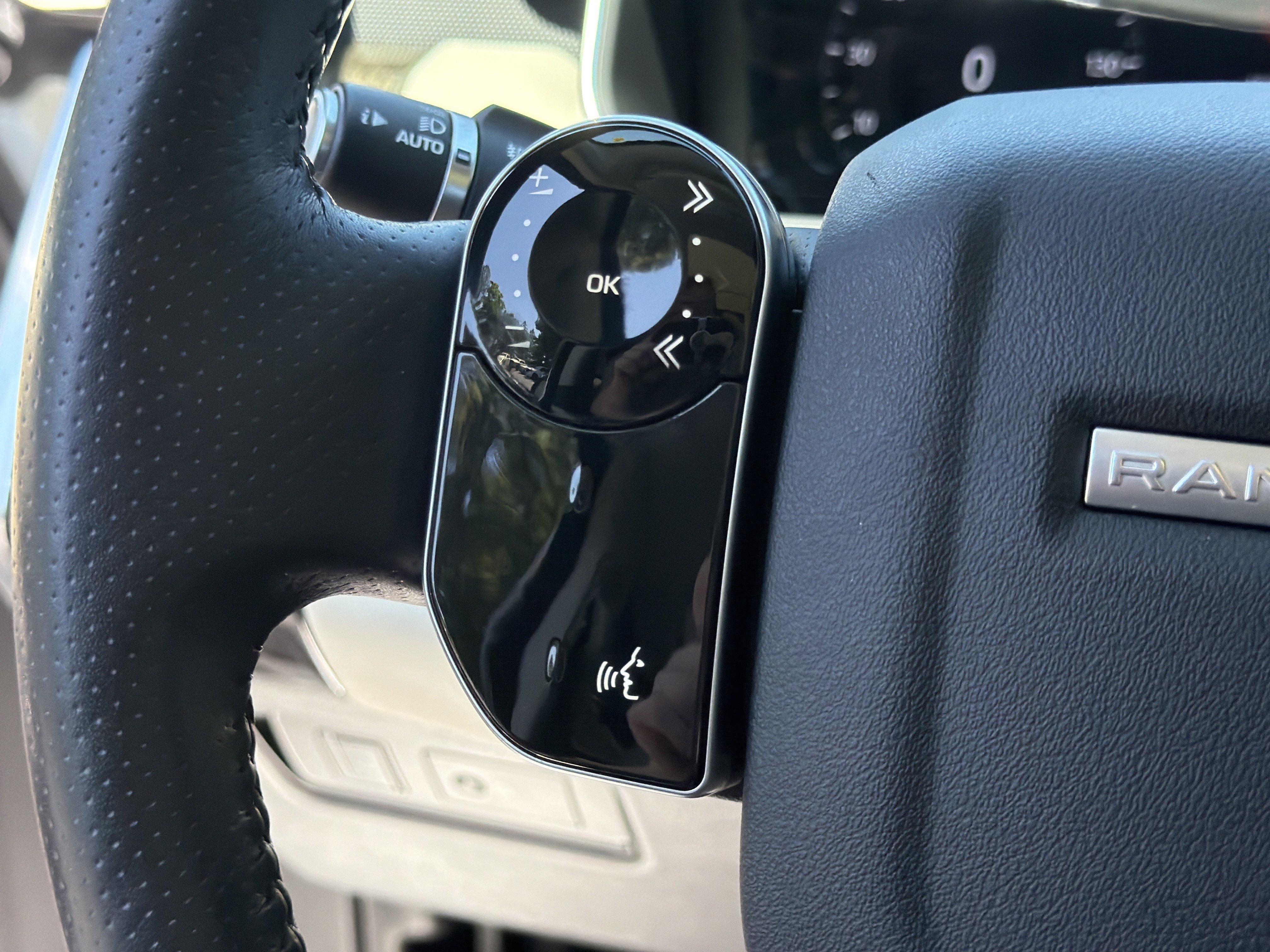 Used 2018 Land Rover Range Rover Sport HSE AWD/4WD image 37