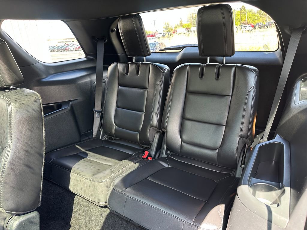 Used 2018 Ford Explorer XLT w/ Equipment Group 202A AWD/4WD image 28