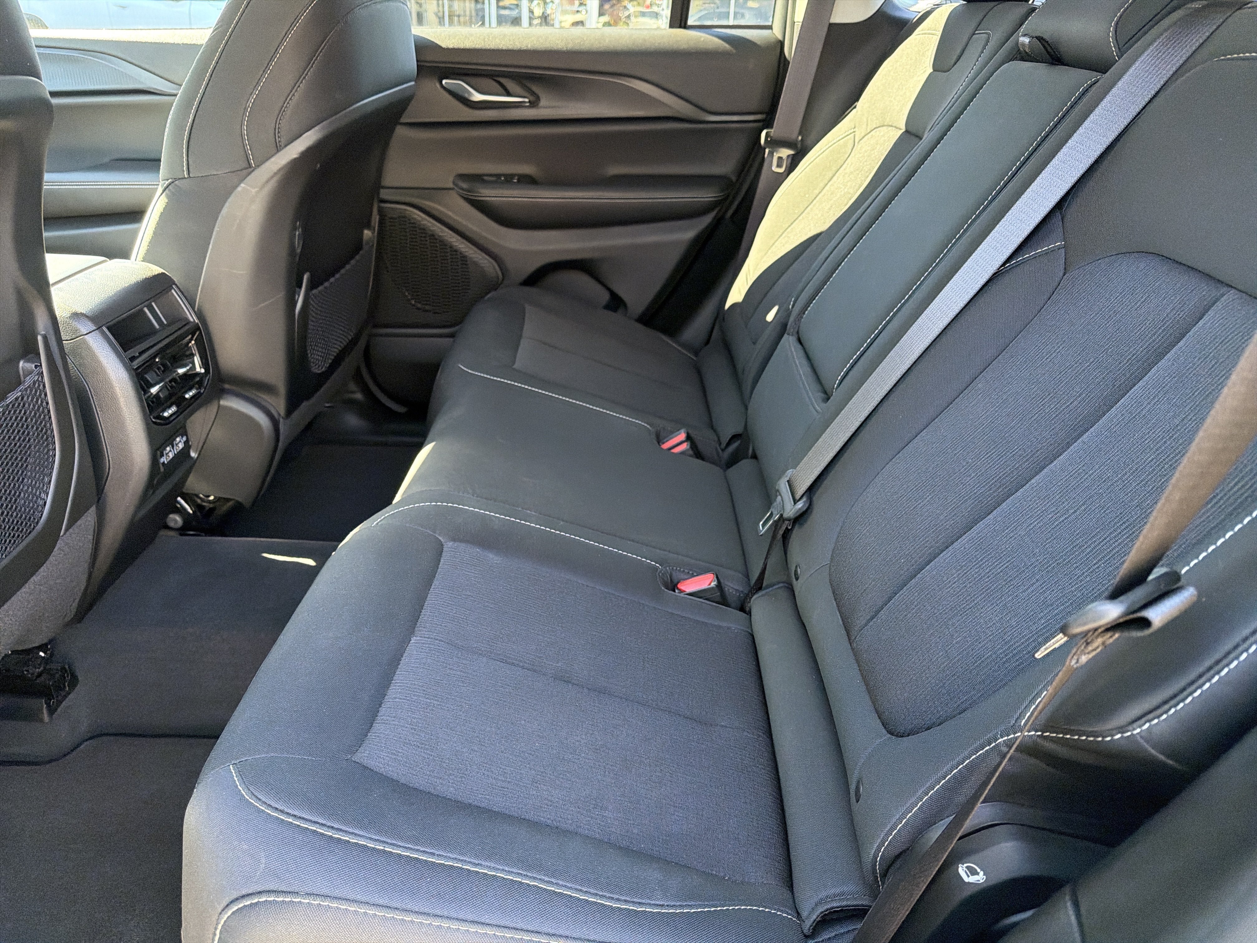 Used 2023 Jeep Grand Cherokee Laredo w/ Luxury Tech Group I AWD/4WD image 25