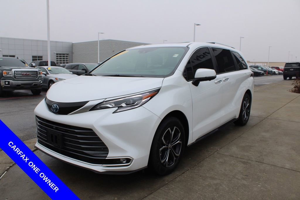 Used 2025 Toyota Sienna Platinum image 3