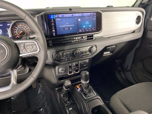 Used 2026 Jeep Wrangler Unlimited Sahara AWD/4WD image 29