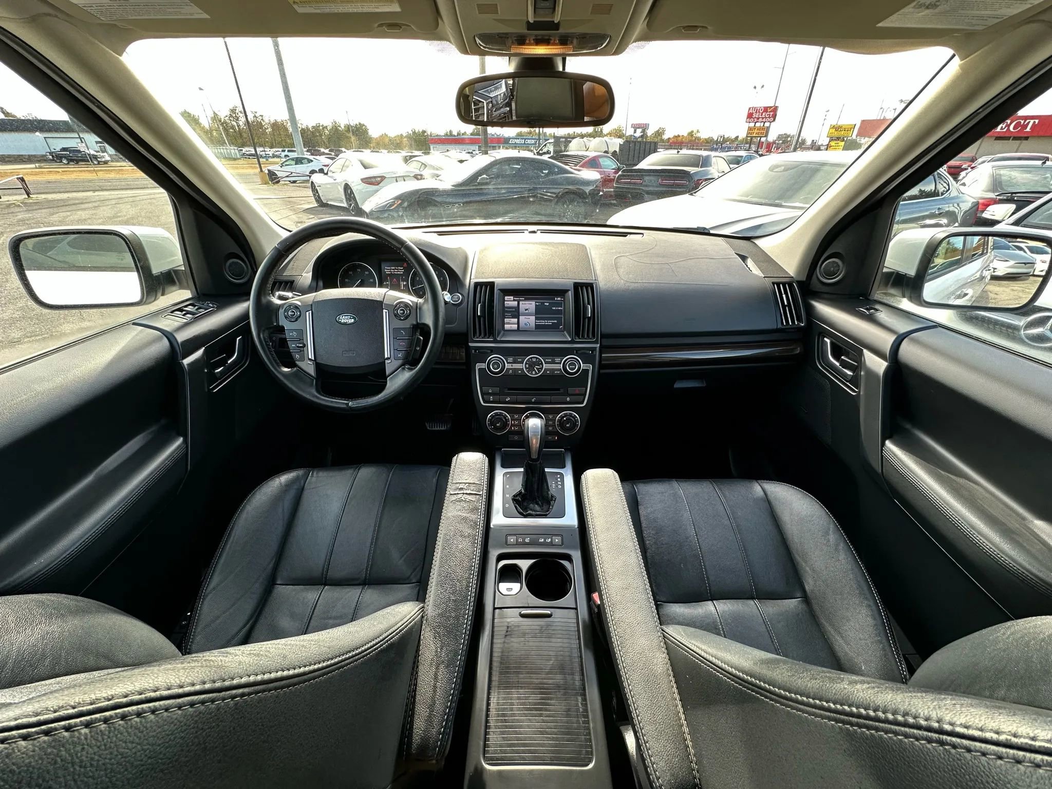 Used 2015 Land Rover LR2 HSE image 2