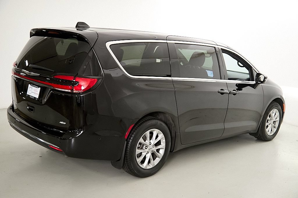 Used 2025 Chrysler Pacifica Select AWD/4WD image 9