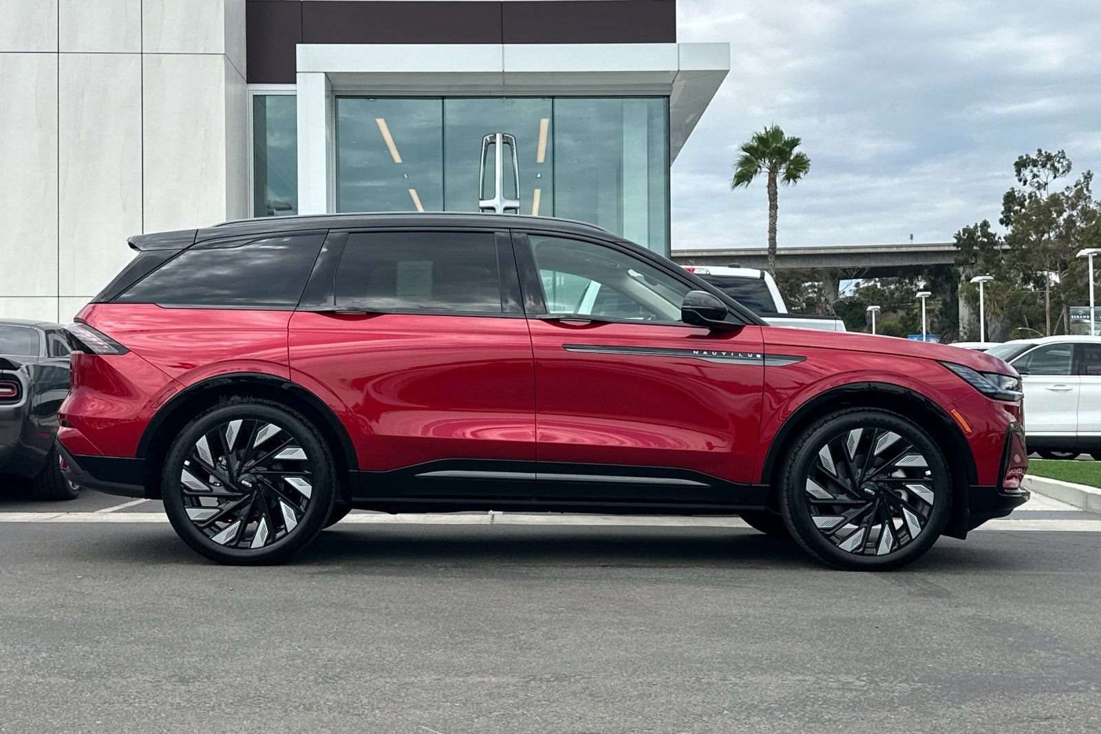 New 2026 Lincoln Nautilus Reserve w/ Jet Appearance Package AWD/4WD image 2