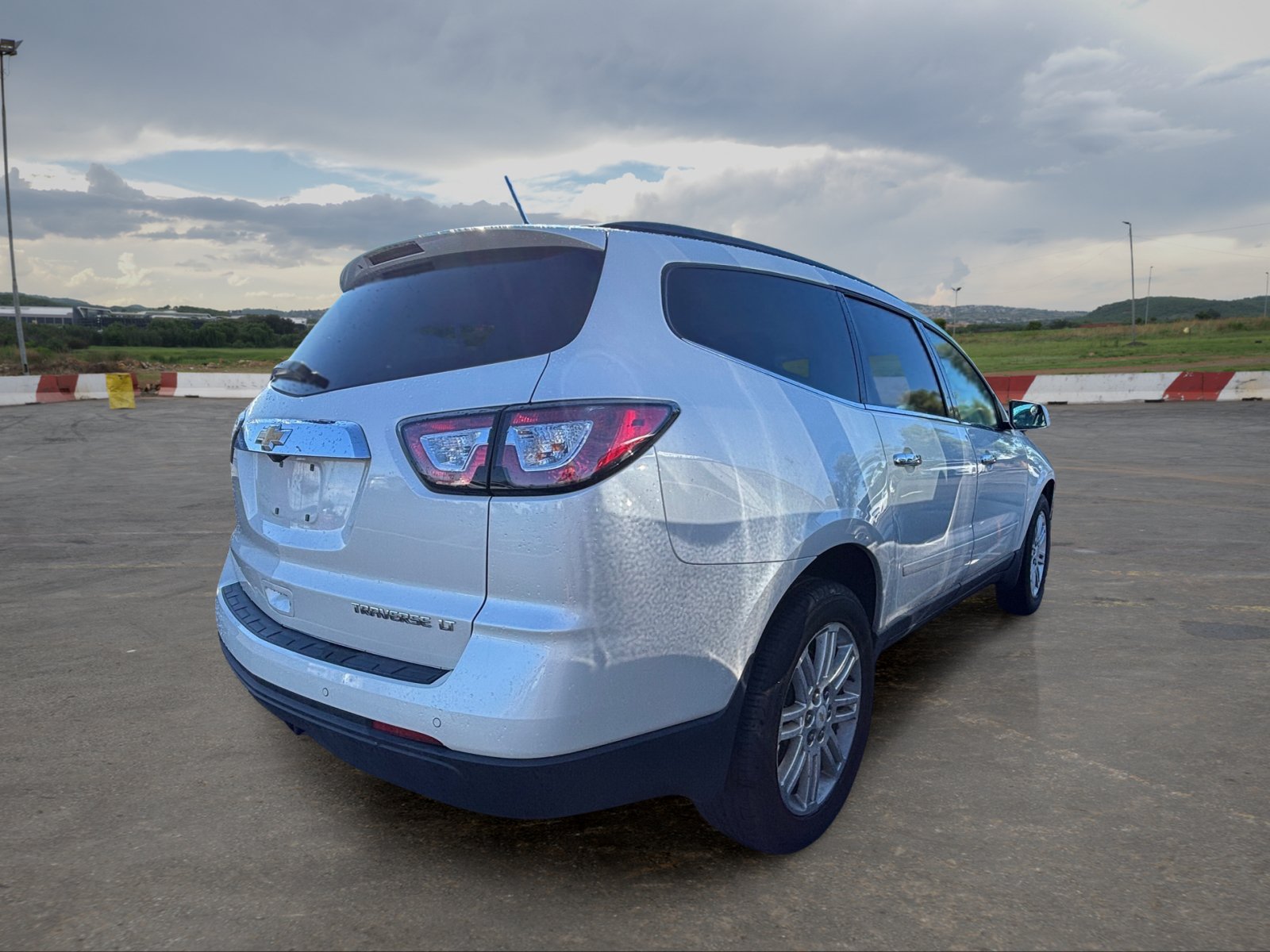 Used 2015 Chevrolet Traverse LT w/ Style and Technology Package FWD image 3