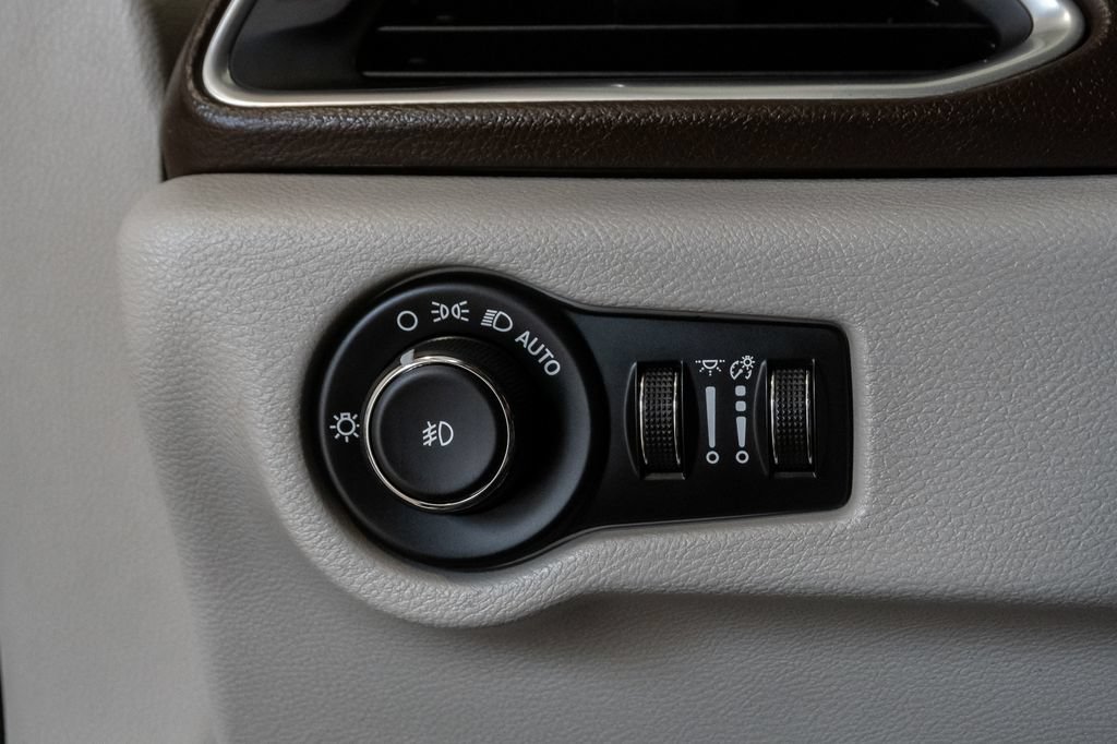 Used 2019 Chrysler Pacifica Touring-L Plus w/ Advanced Safetytec Group FWD image 13