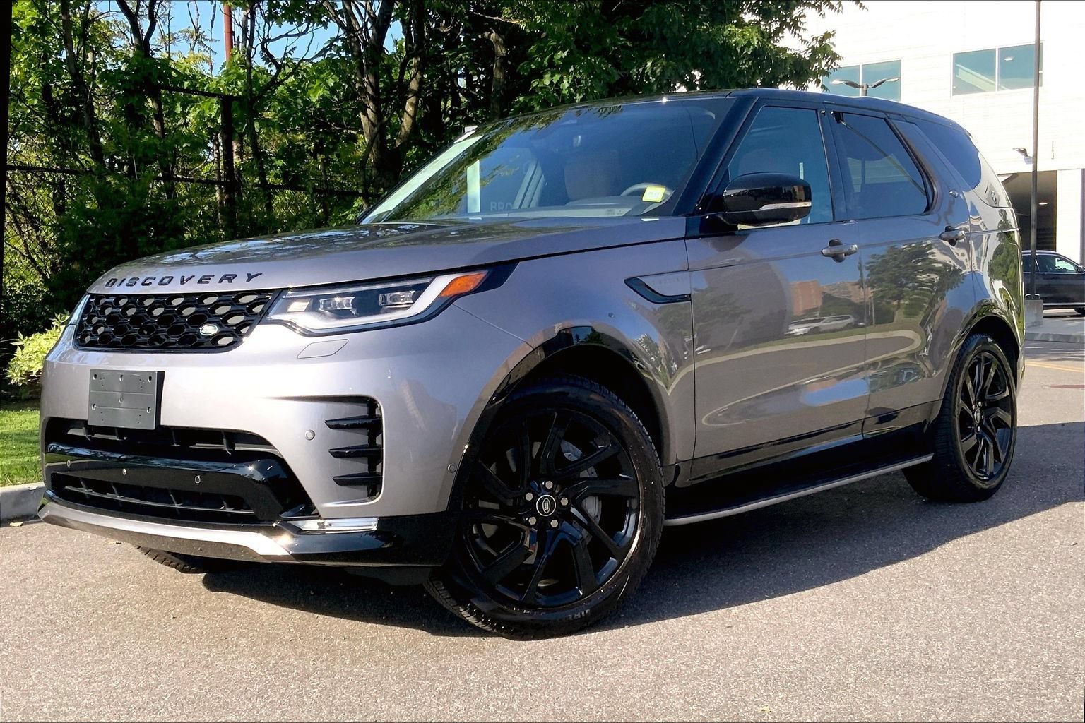 Certified 2025 Land Rover Discovery Dynamic SE AWD/4WD image 1
