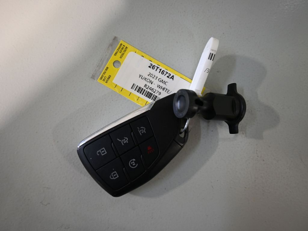 Used 2023 GMC Yukon XL SLT w/ SLT Luxury Package image 11