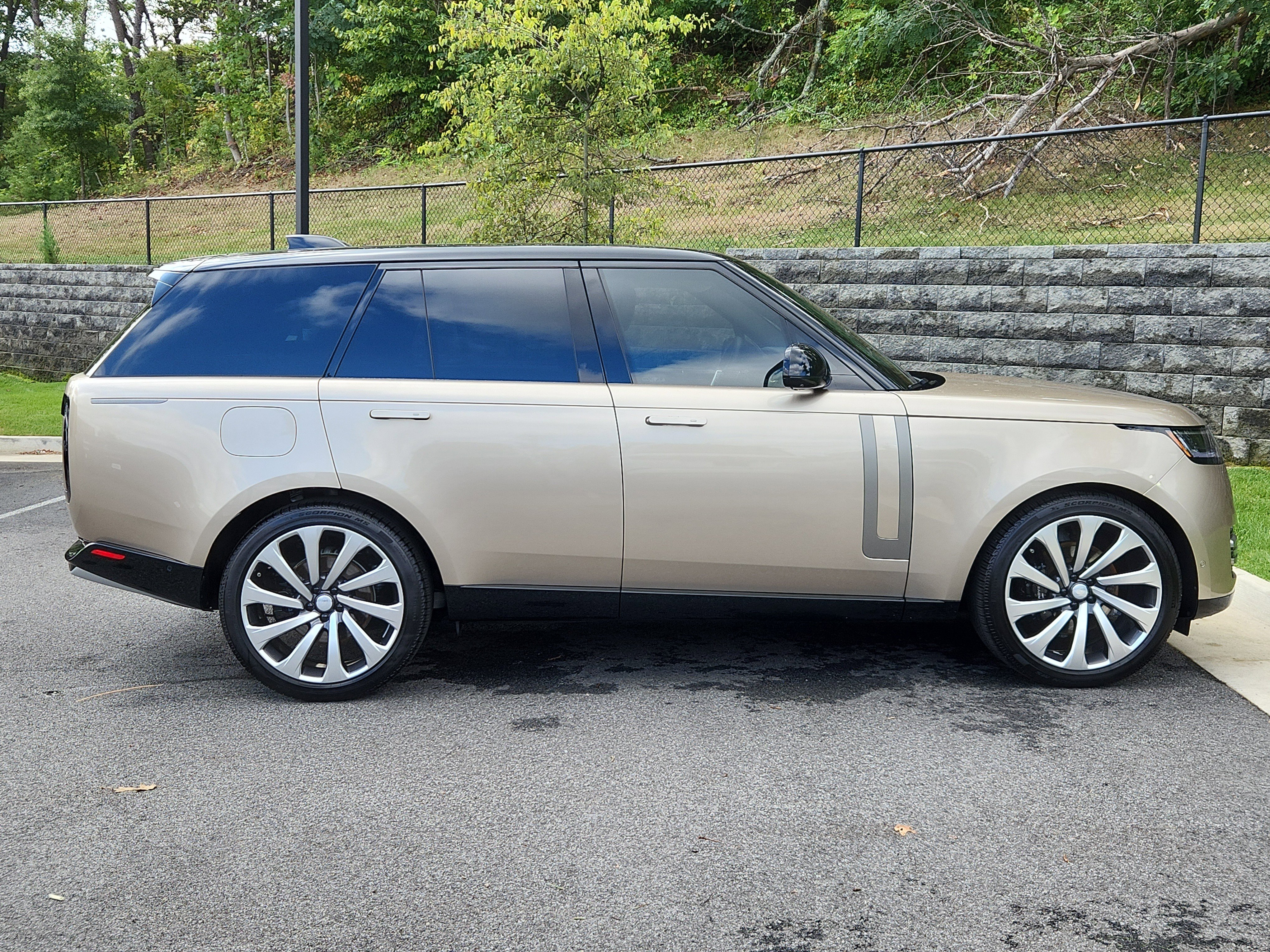 Used 2025 Land Rover Range Rover SE image 11