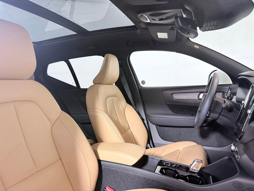 Used 2022 Volvo XC40 T5 Inscription w/ Climate Package image 24