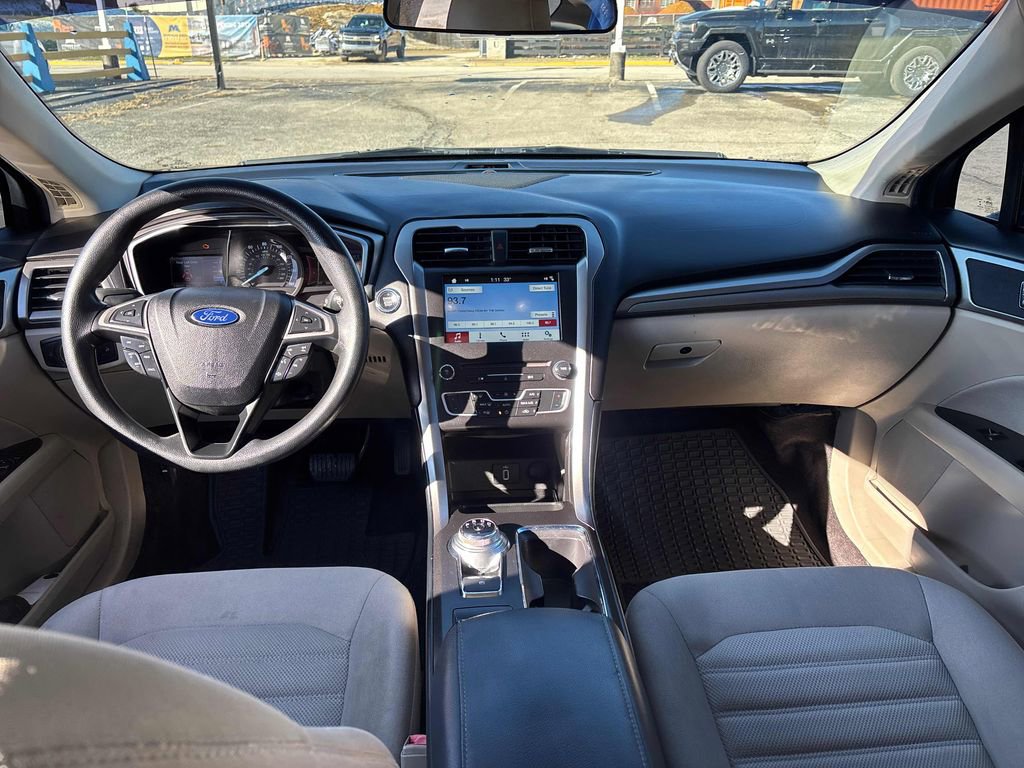 Used 2017 Ford Fusion SE w/ Fusion SE Technology Package image 25