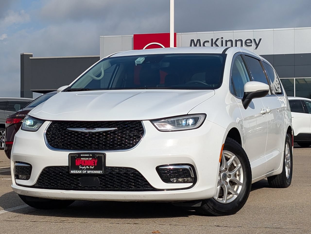Used 2023 Chrysler Pacifica Touring-L FWD image 2