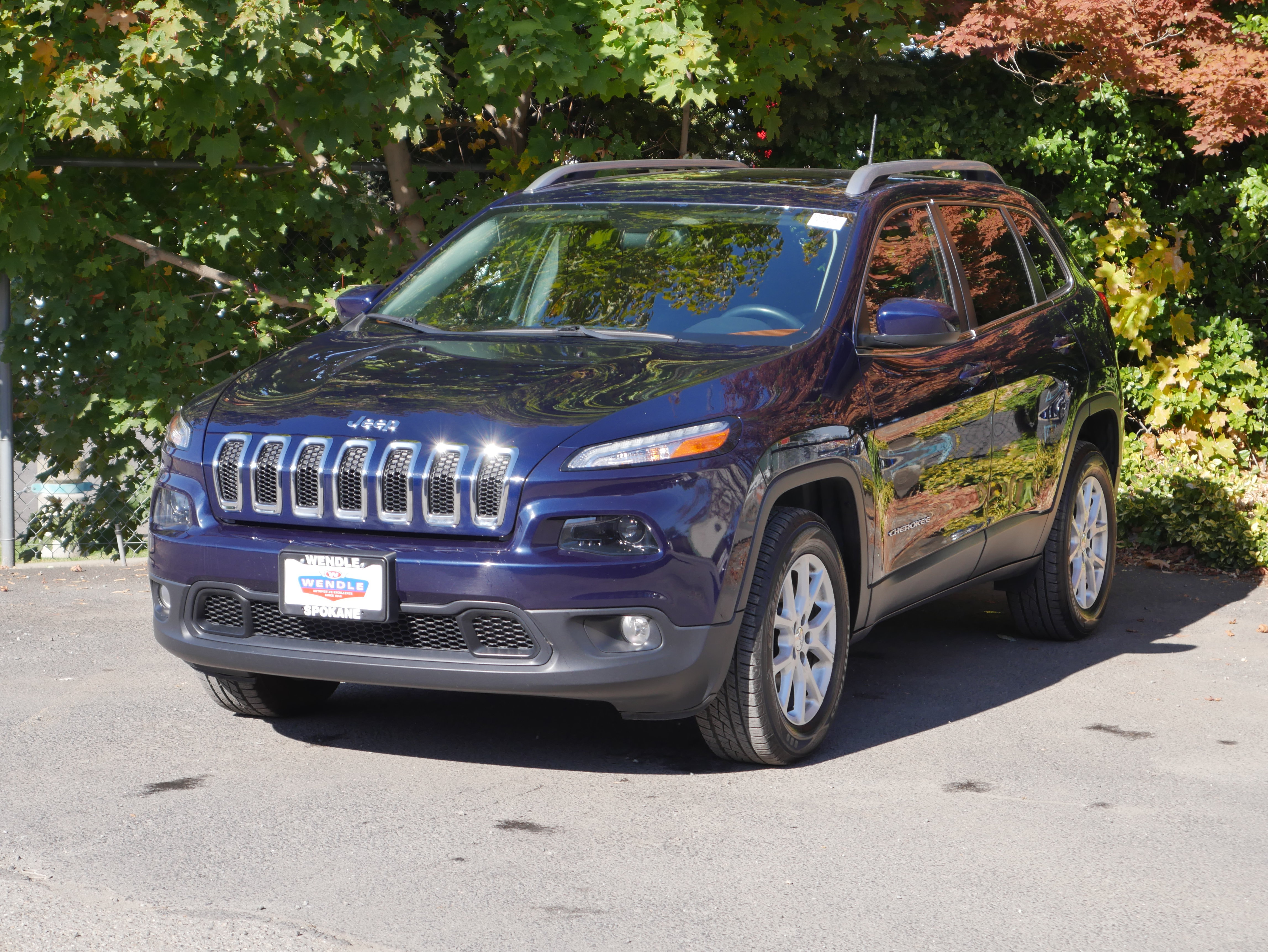 Used 2016 Jeep Cherokee Latitude w/ Comfort/Convenience Group AWD/4WD image 2