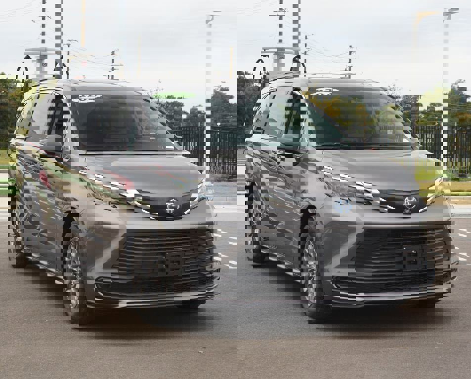 Used 2024 Toyota Sienna LE image 2