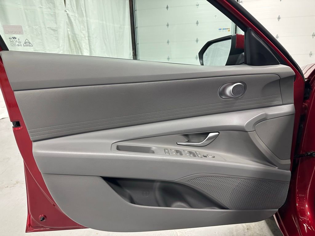 Used 2025 Hyundai Elantra SE FWD image 8