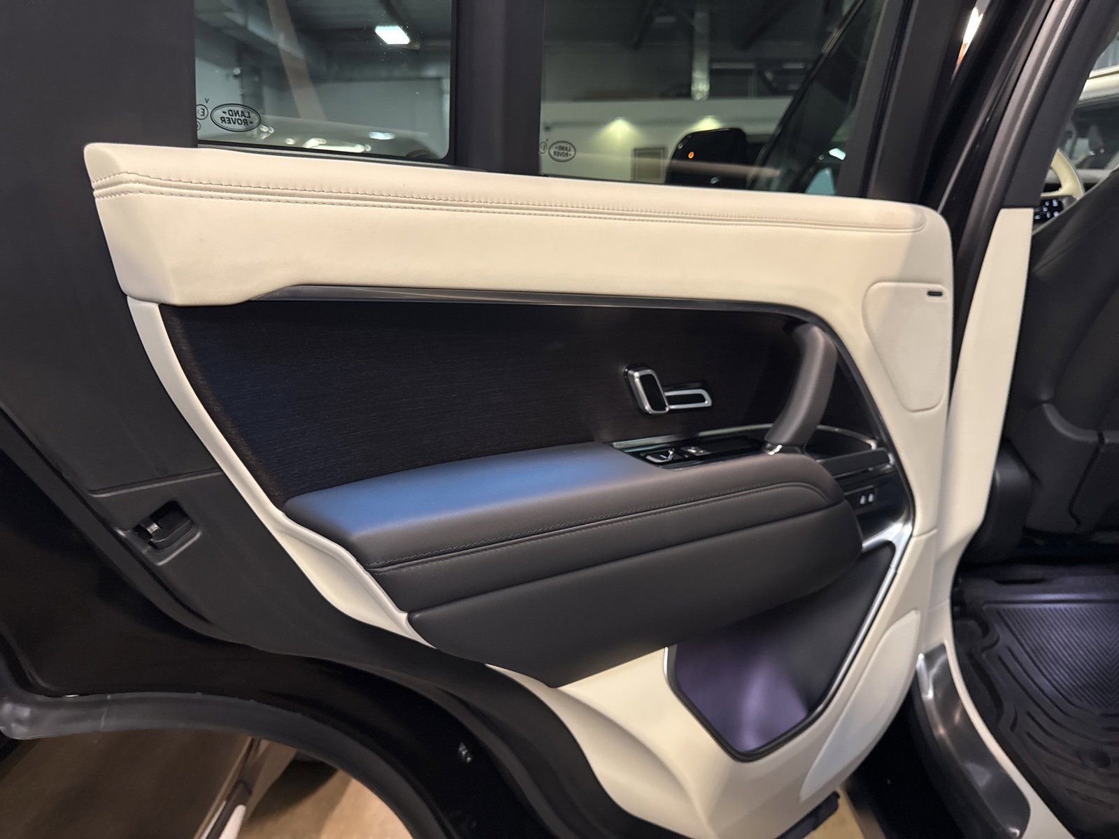 Used 2024 Land Rover Range Rover SE image 12