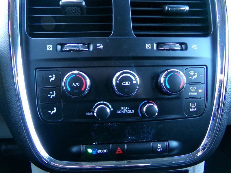 Used 2019 Dodge Grand Caravan SE w/ UConnect Hands-Free Group image 18