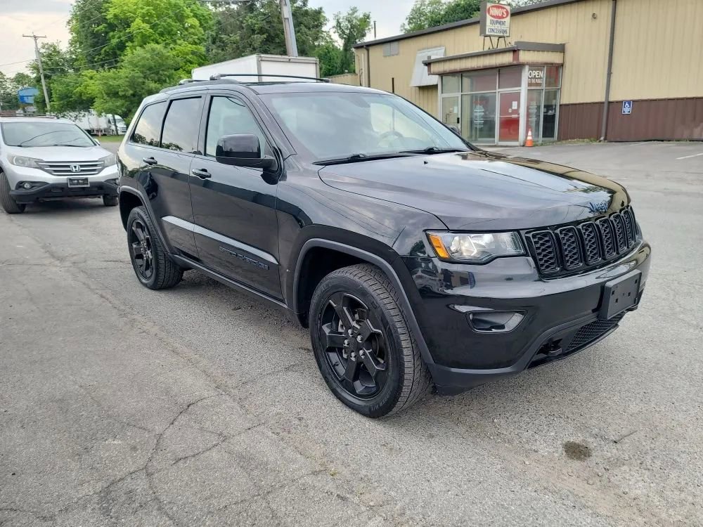 Used 2018 Jeep Grand Cherokee Laredo AWD/4WD image 3